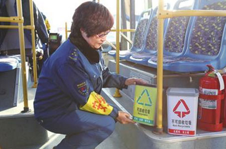 公交車上耍無賴 竟用垃圾桶套司機頭上